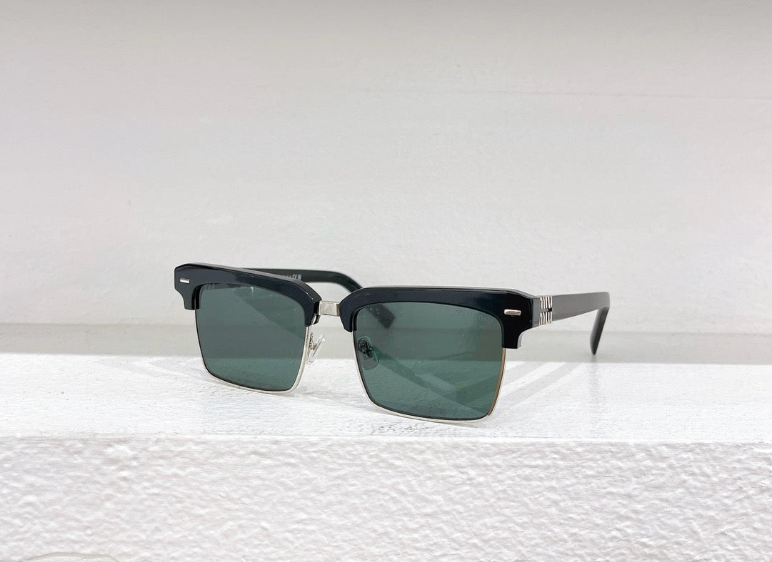 Schwarze, braune, rosa und weiße Sonnenbrille