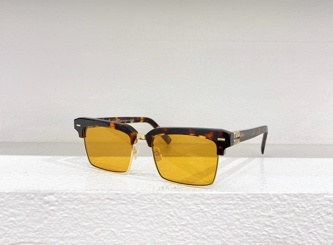 Schwarze, braune, rosa und weiße Sonnenbrille