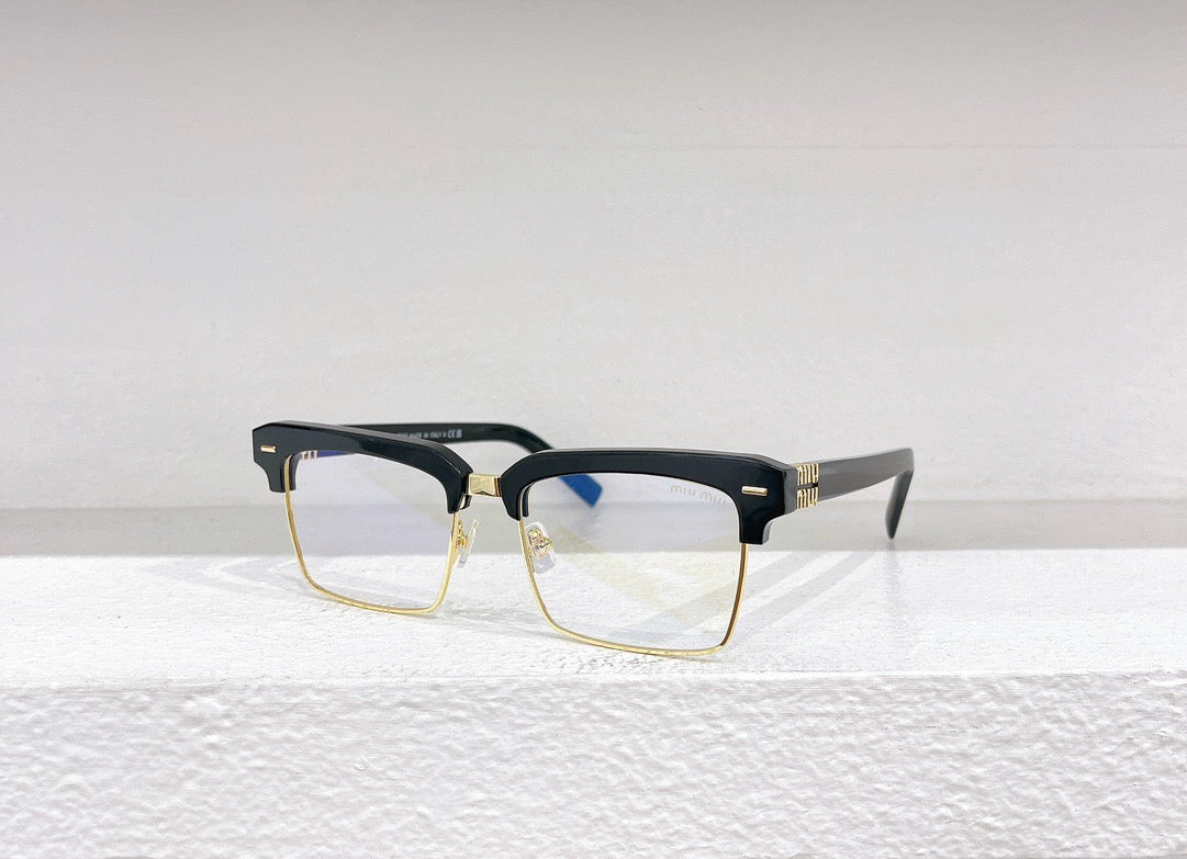 Schwarze, braune, rosa und weiße Sonnenbrille