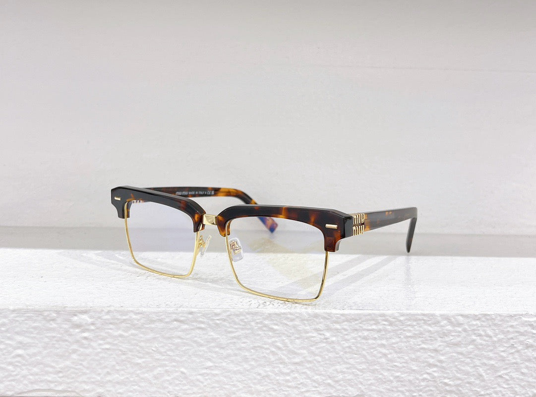Schwarze, braune, rosa und weiße Sonnenbrille