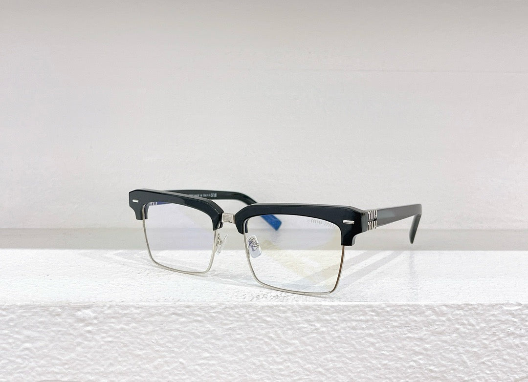 Schwarze, braune, rosa und weiße Sonnenbrille