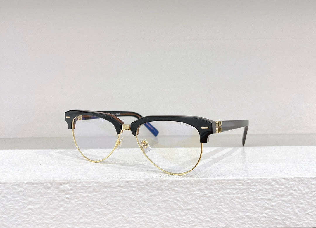 Braune und schwarze Sonnenbrille