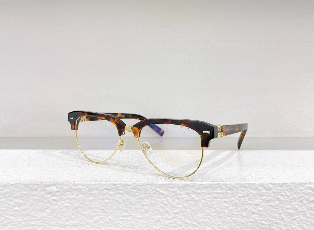 Braune und schwarze Sonnenbrille