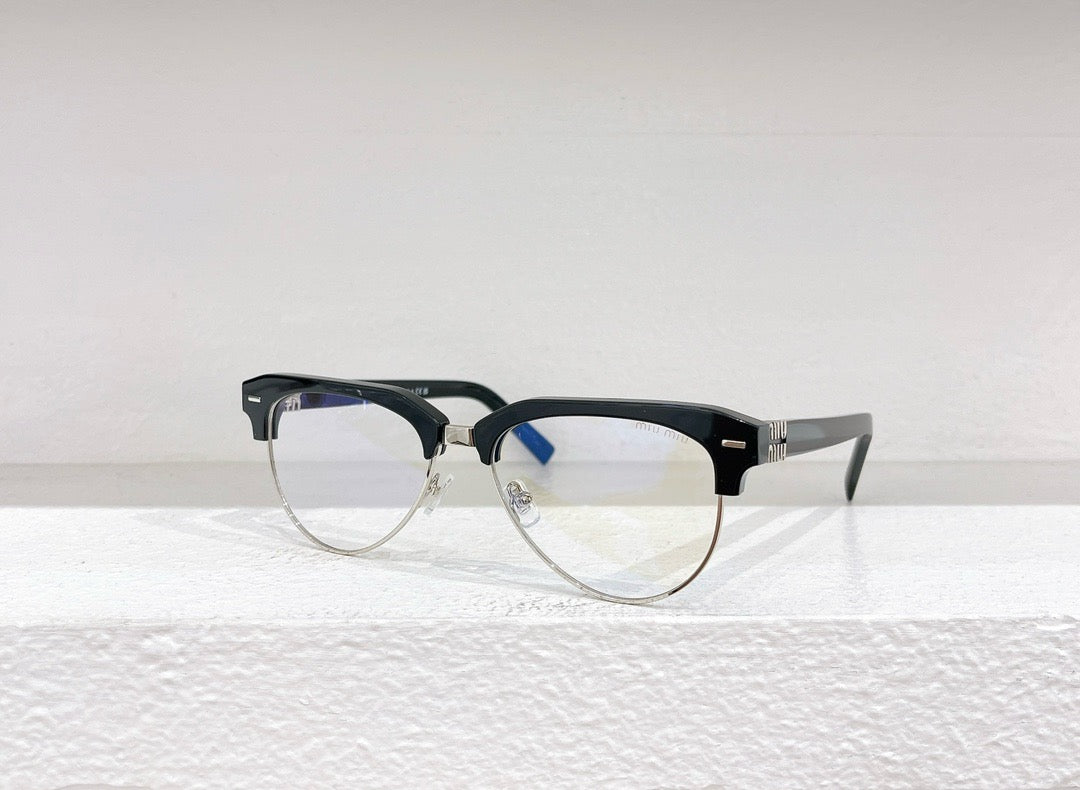 Braune und schwarze Sonnenbrille