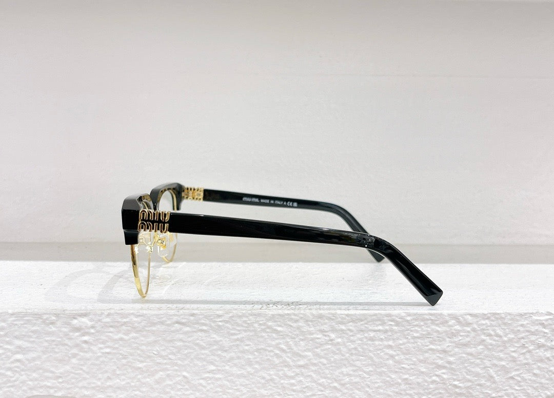 Braune und schwarze Sonnenbrille