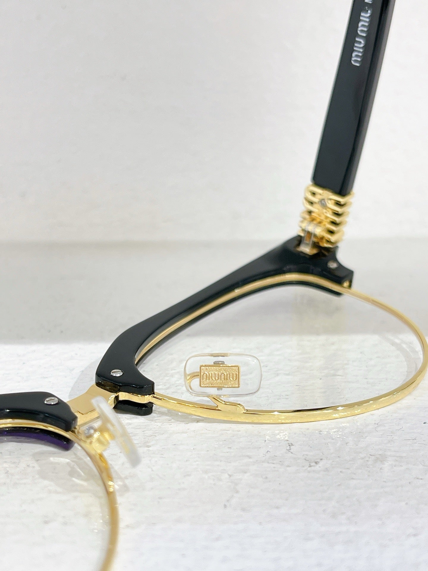 Braune und schwarze Sonnenbrille