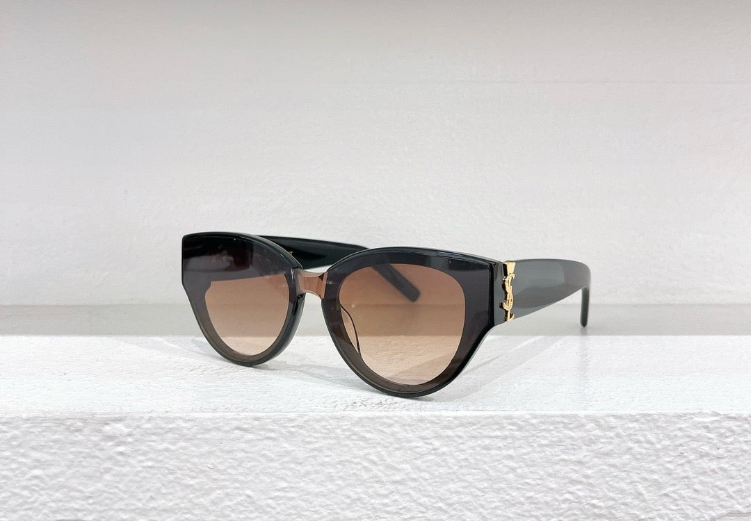 Schwarze, braune, blaue und weiße Sonnenbrille