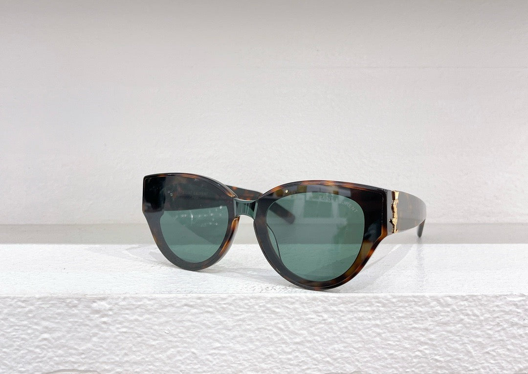 Schwarze, braune, blaue und weiße Sonnenbrille