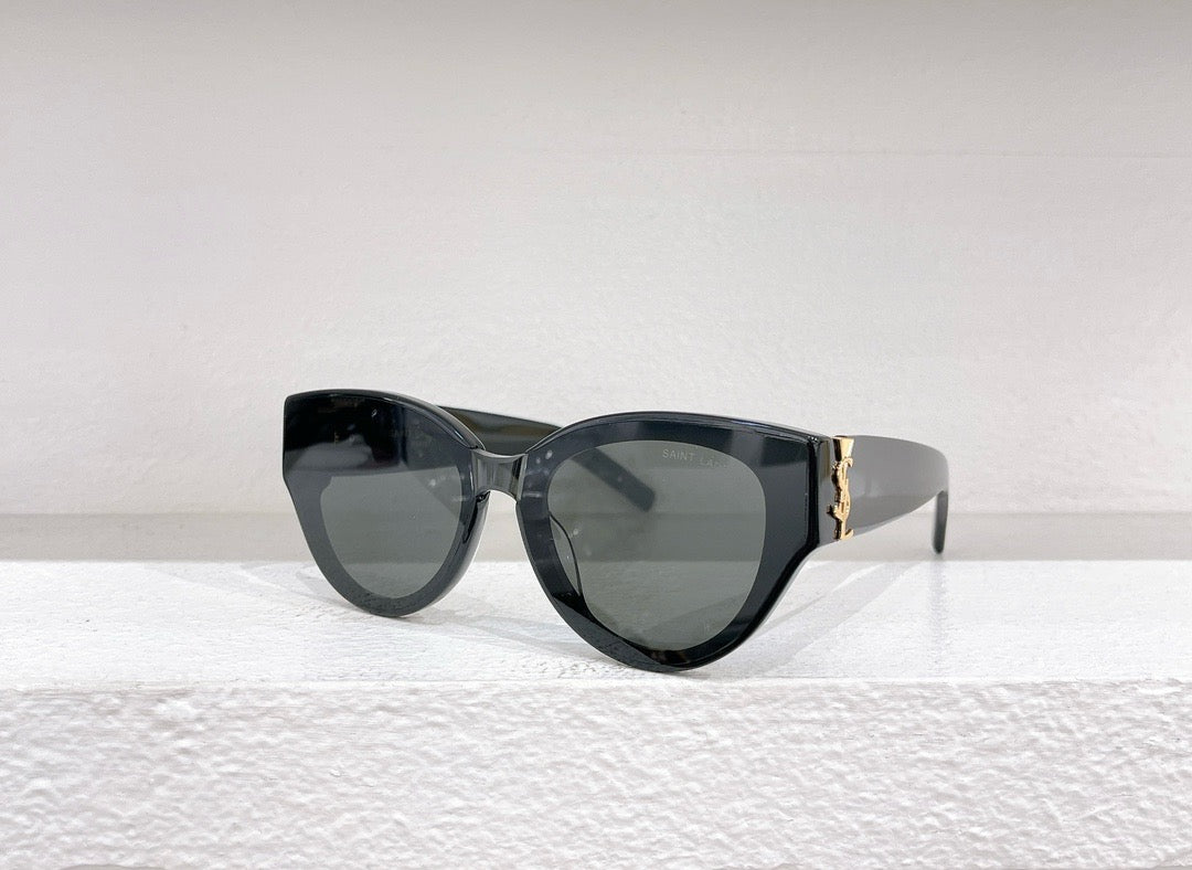 Schwarze, braune, blaue und weiße Sonnenbrille