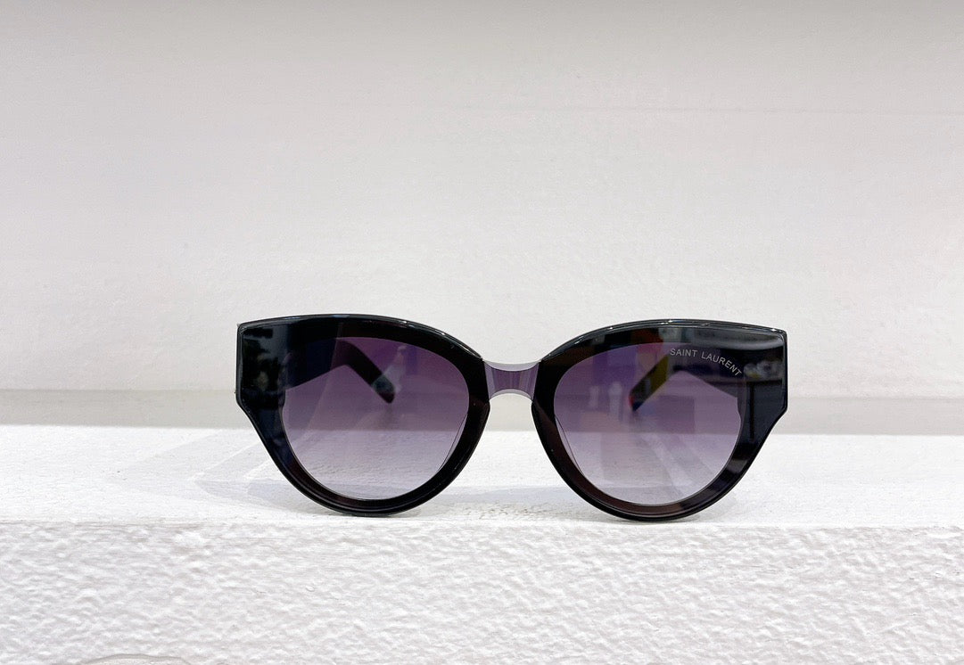 Schwarze, braune, blaue und weiße Sonnenbrille