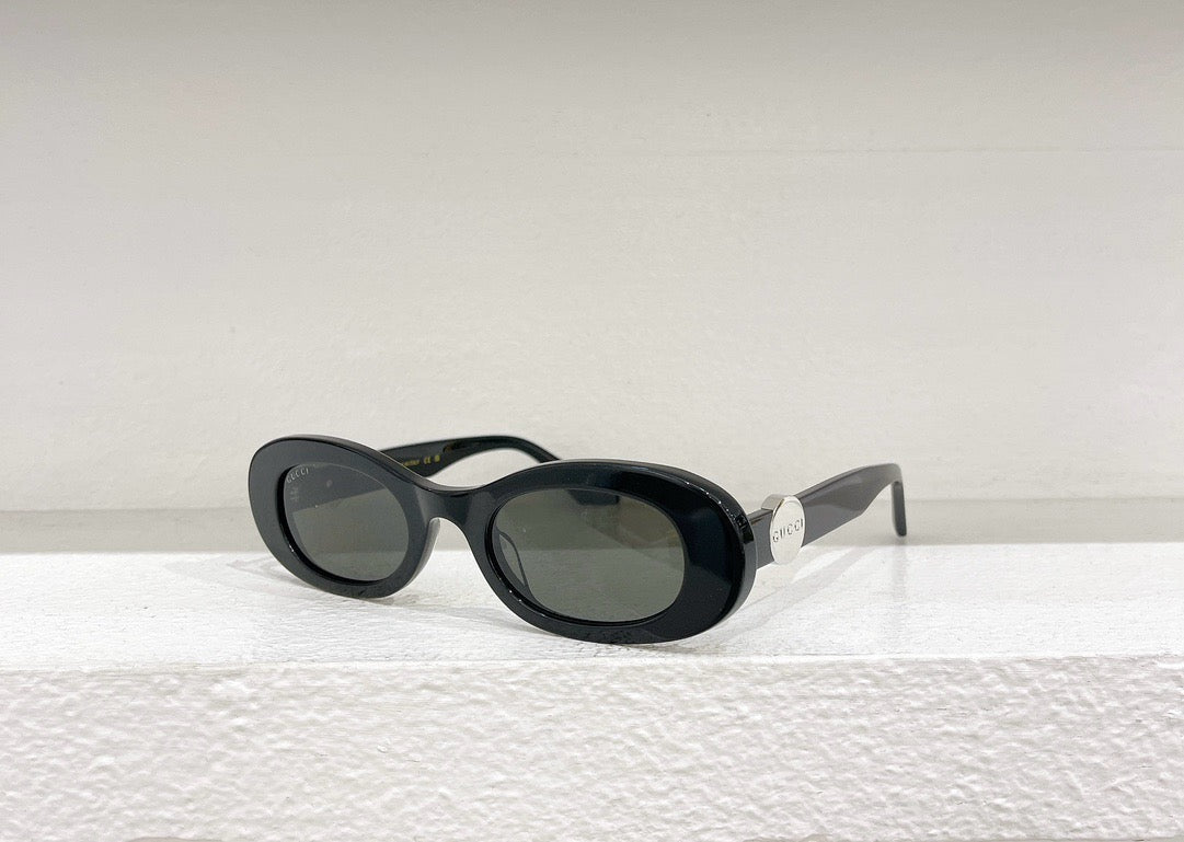 Schwarze, braune, grüne und weiße Sonnenbrille