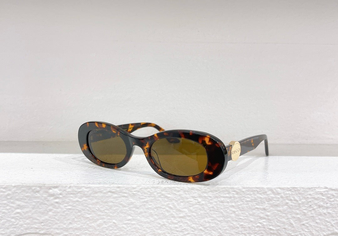 Schwarze, braune, grüne und weiße Sonnenbrille