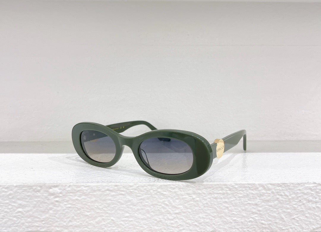 Schwarze, braune, grüne und weiße Sonnenbrille