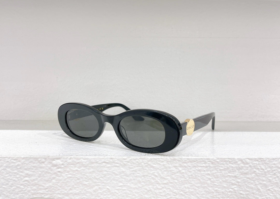 Schwarze, braune, grüne und weiße Sonnenbrille