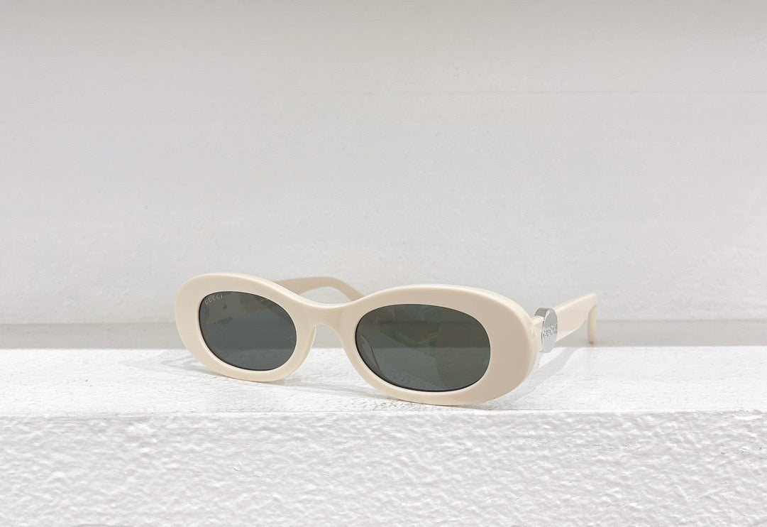 Schwarze, braune, grüne und weiße Sonnenbrille