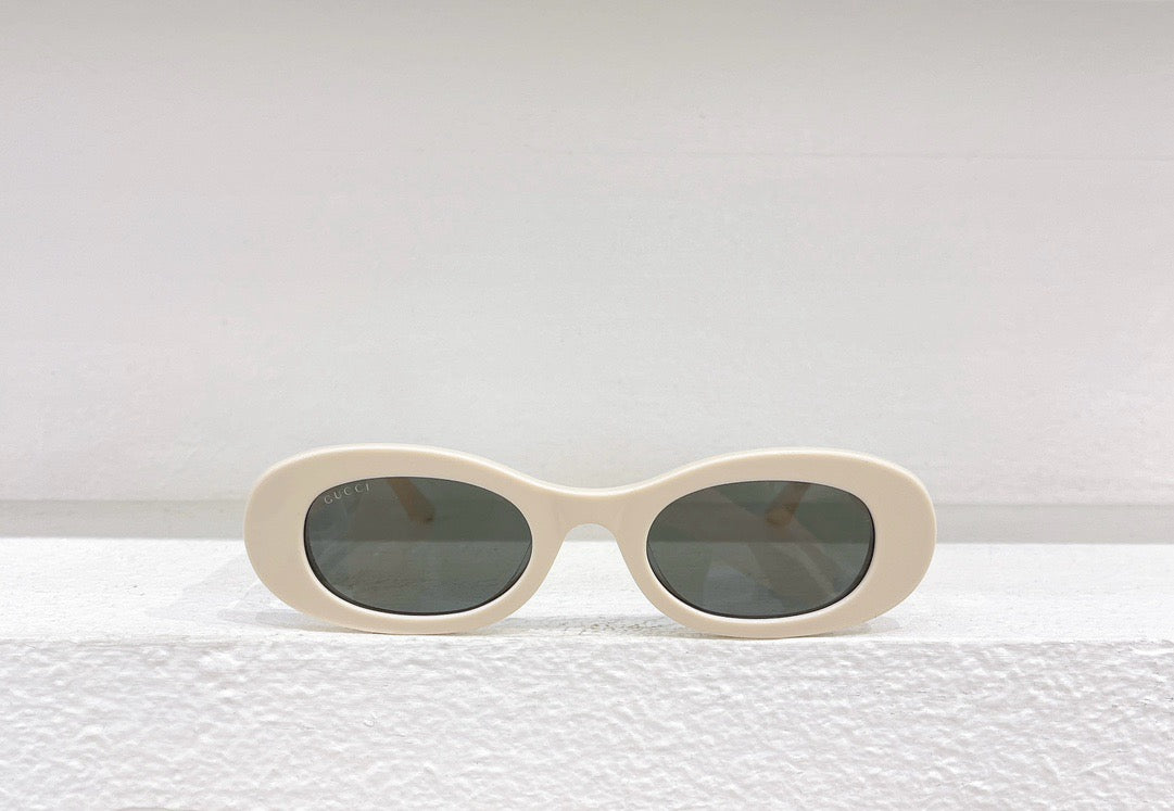 Schwarze, braune, grüne und weiße Sonnenbrille