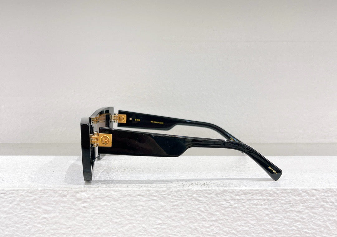 Schwarz-weiße Sonnenbrille