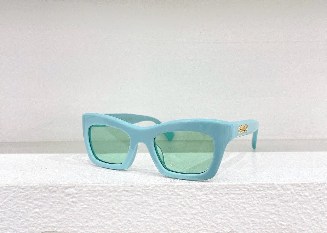 Sonnenbrille in Schwarz, Himmelblau, Rot, Rosa und Braun