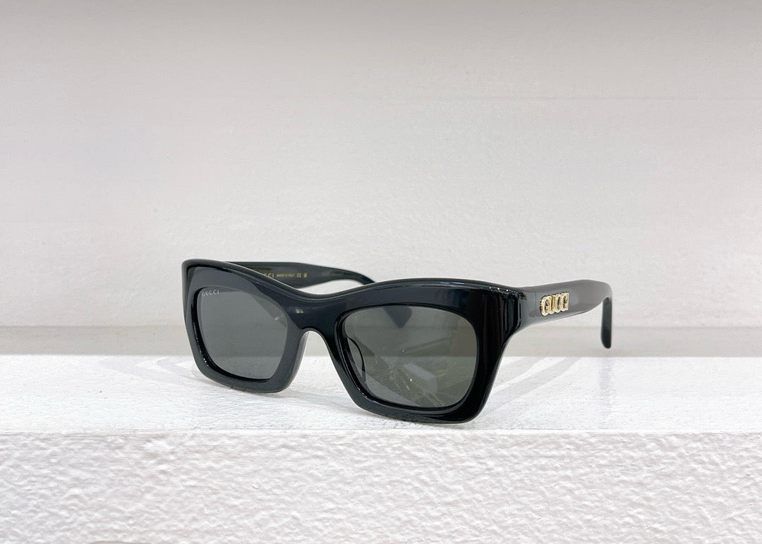 Sonnenbrille in Schwarz, Himmelblau, Rot, Rosa und Braun