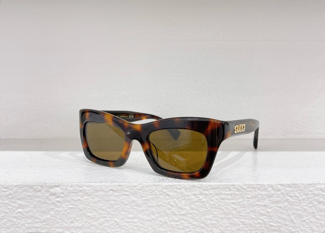 Sonnenbrille in Schwarz, Himmelblau, Rot, Rosa und Braun