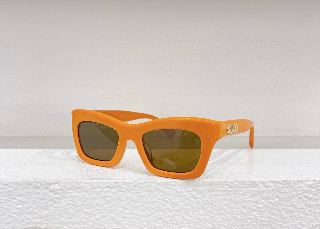 Sonnenbrille in Schwarz, Himmelblau, Rot, Rosa und Braun
