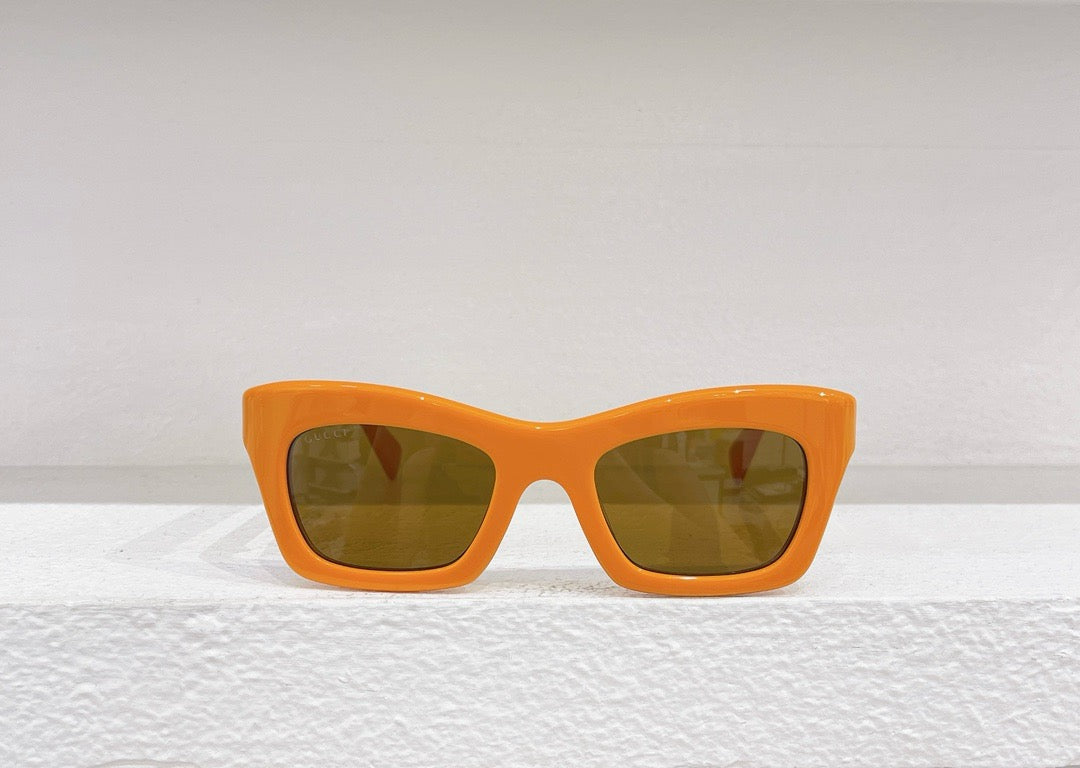 Sonnenbrille in Schwarz, Himmelblau, Rot, Rosa und Braun