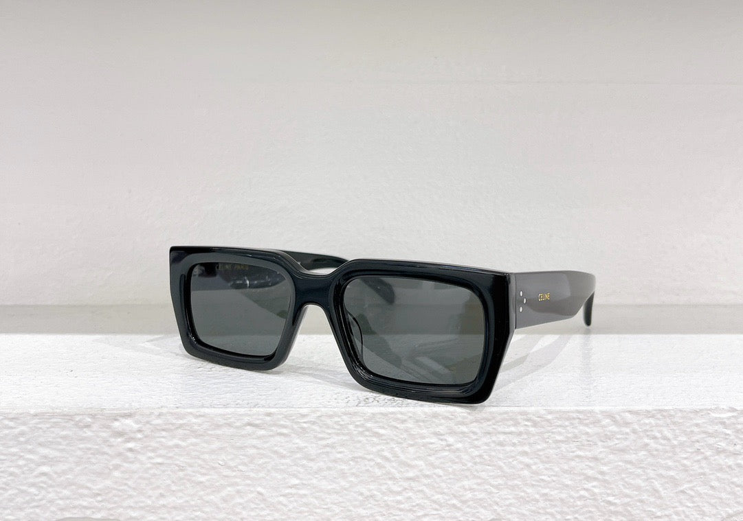 Himmelblaue, schwarz-weiße Sonnenbrille