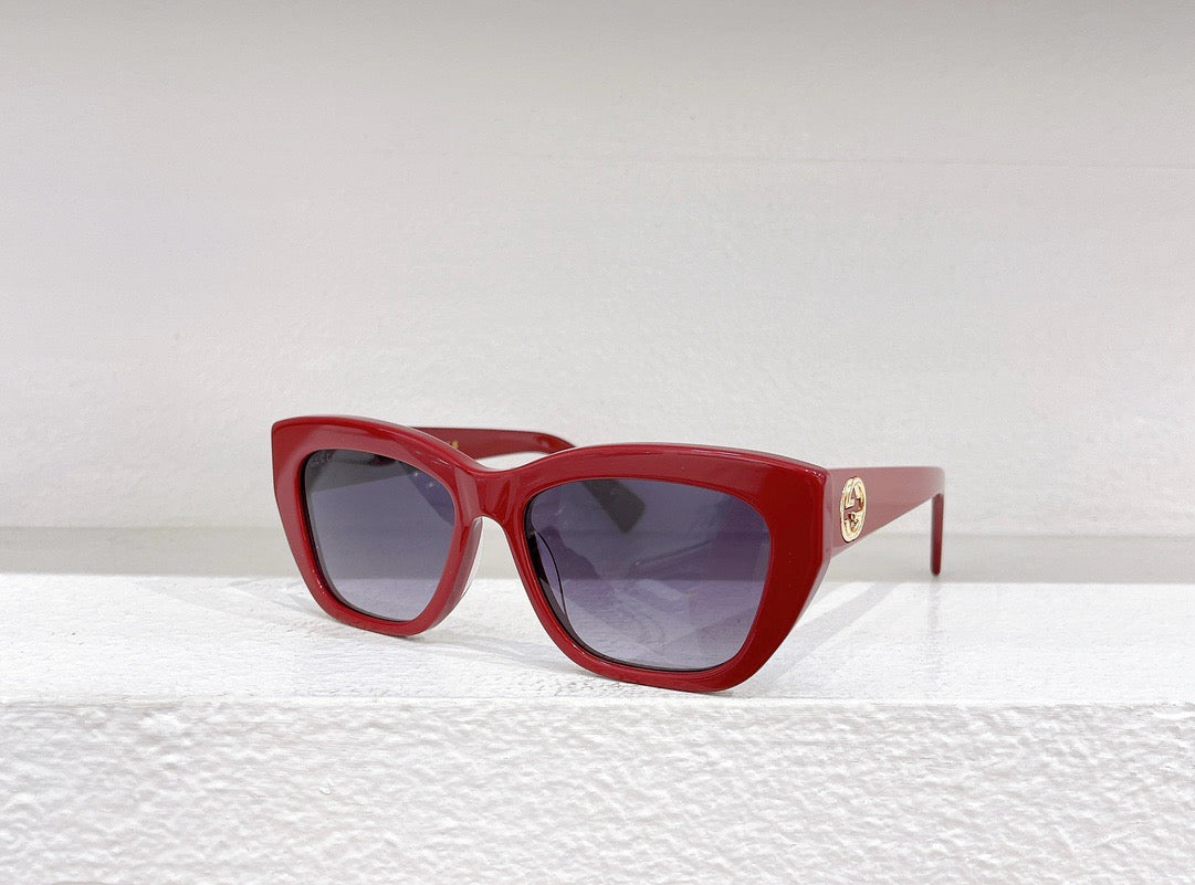 Rote, schwarze und weiße Sonnenbrille