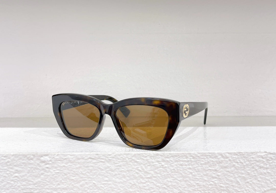 Rote, schwarze und weiße Sonnenbrille