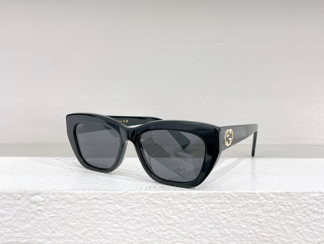 Rote, schwarze und weiße Sonnenbrille
