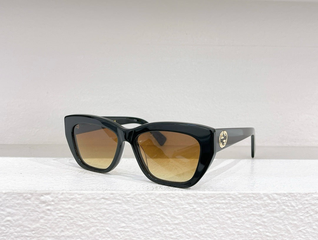 Rote, schwarze und weiße Sonnenbrille