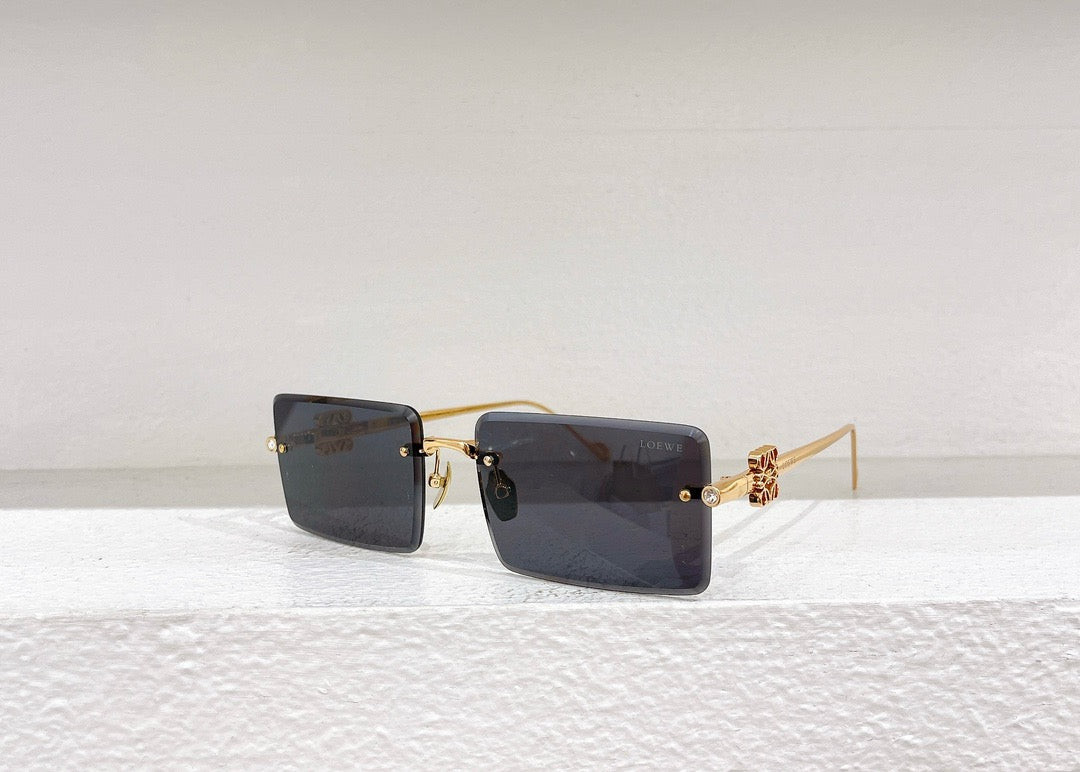 Blaue, braune, schwarze und rosa Sonnenbrille