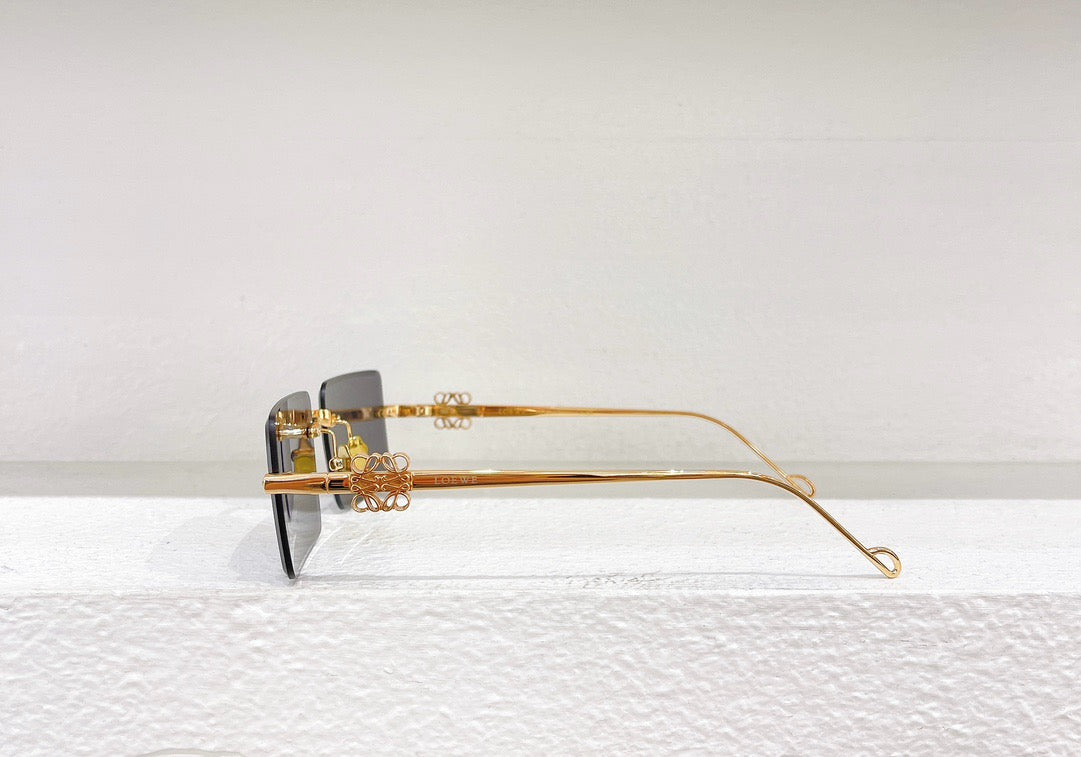 Blaue, braune, schwarze und rosa Sonnenbrille