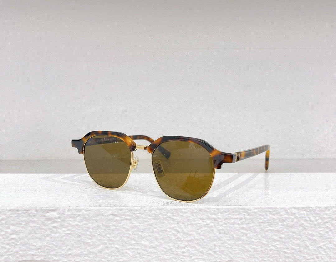 Braune und schwarze Sonnenbrille