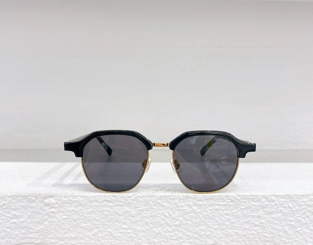 Braune und schwarze Sonnenbrille