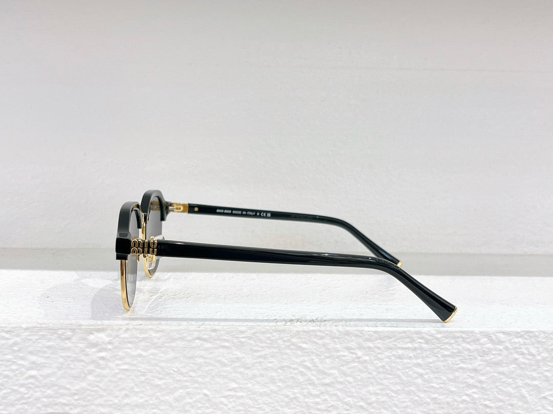 Braune und schwarze Sonnenbrille