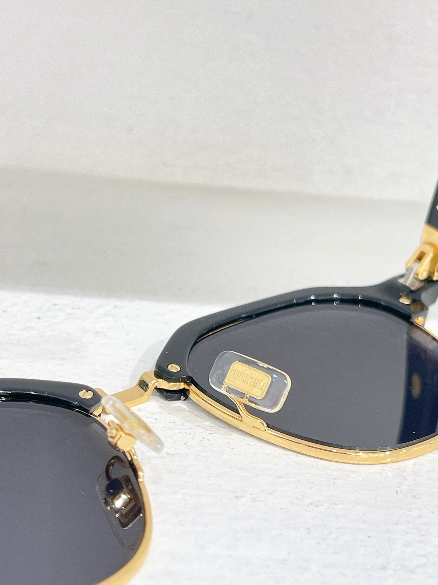 Braune und schwarze Sonnenbrille