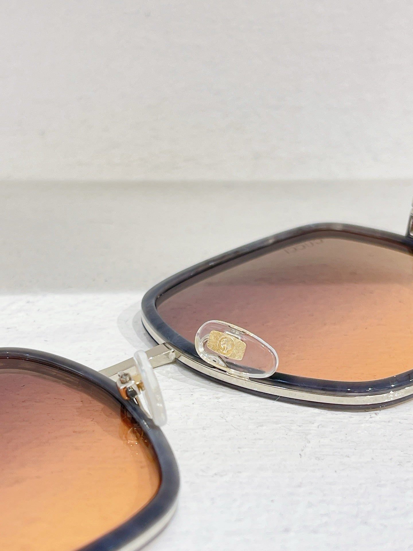 Rosa, braune und schwarze Sonnenbrille