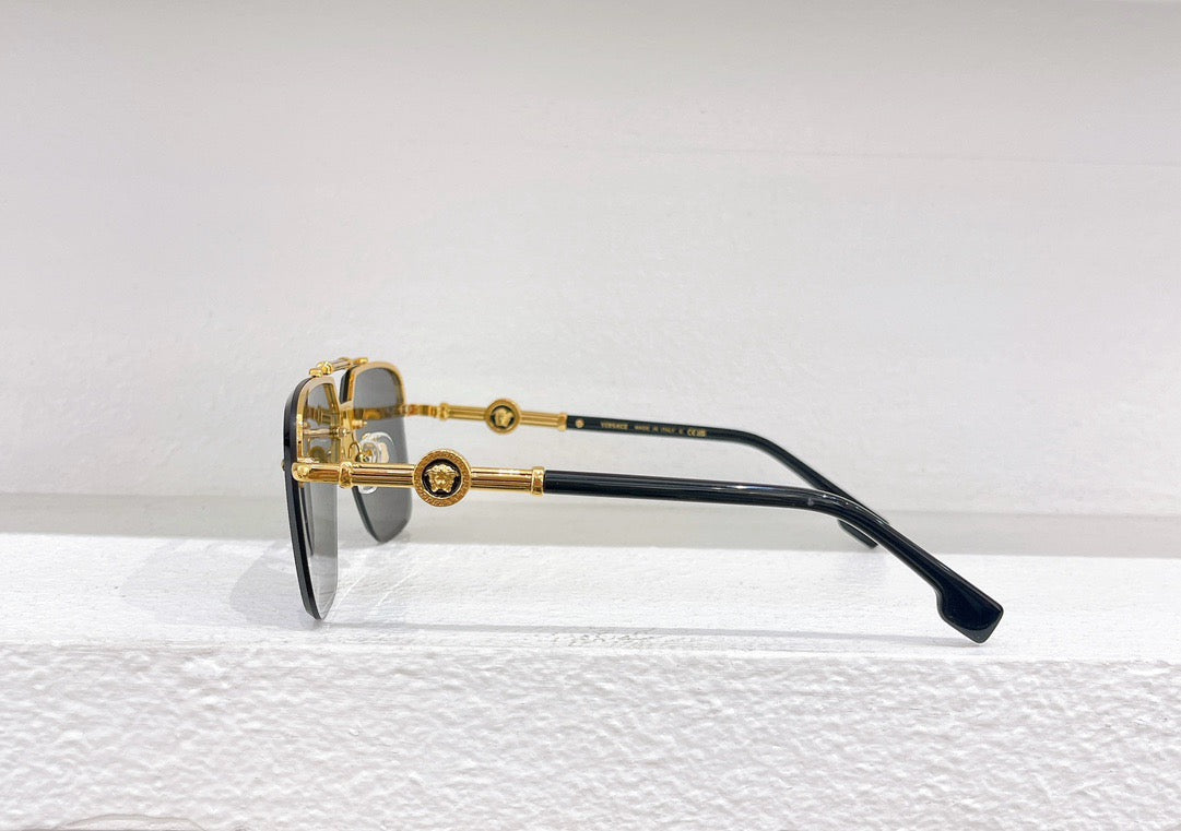 Braune und schwarze Sonnenbrille