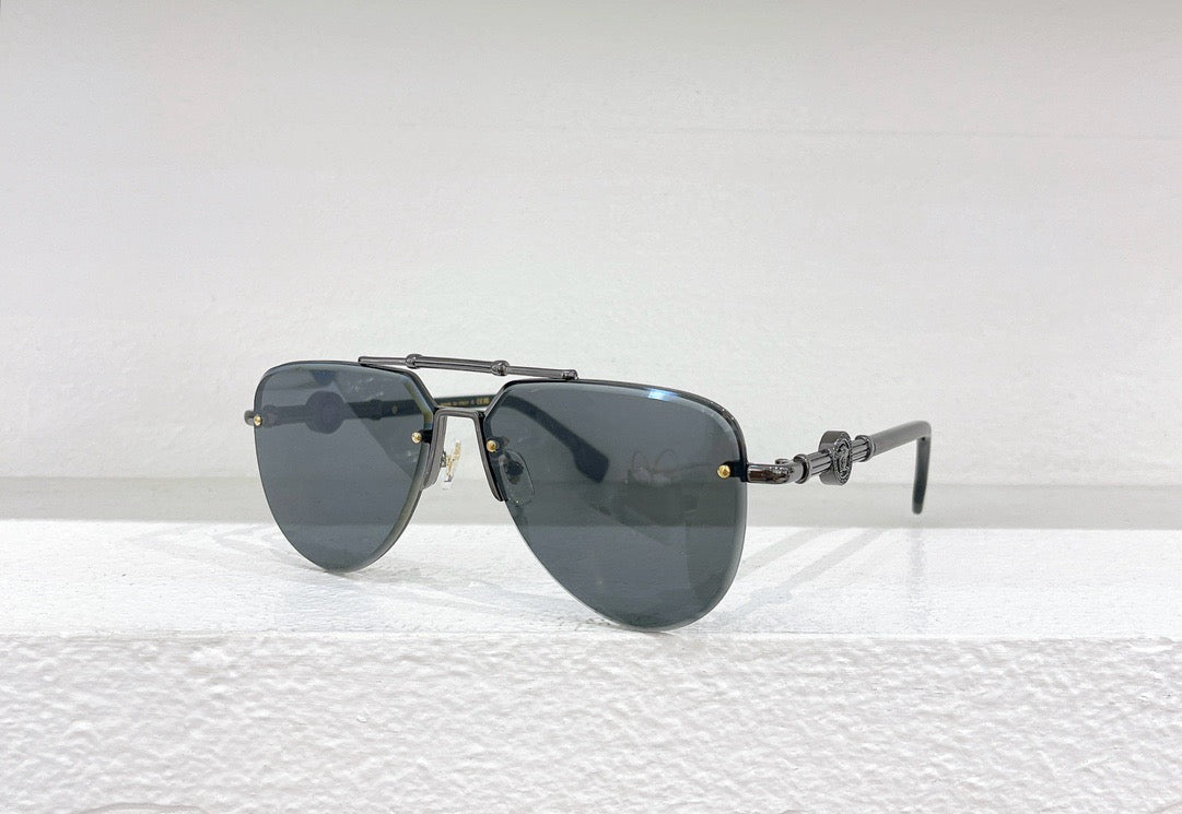 Blaue, braune und schwarze Sonnenbrille