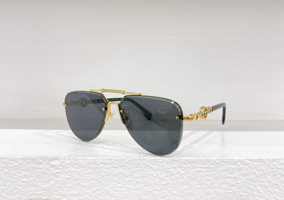 Blaue, braune und schwarze Sonnenbrille