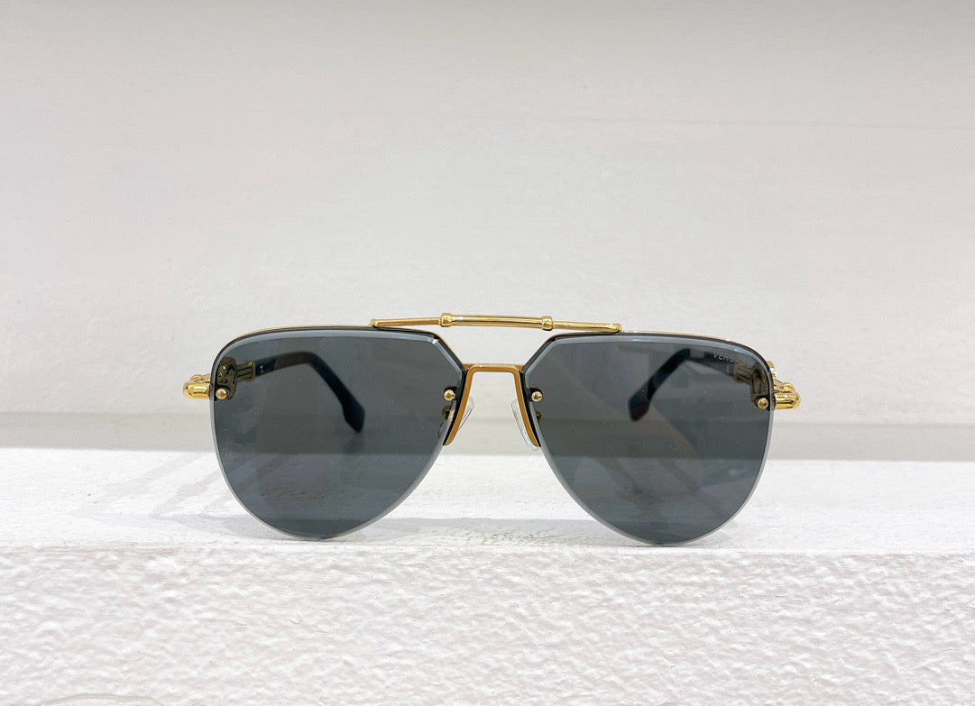 Blaue, braune und schwarze Sonnenbrille