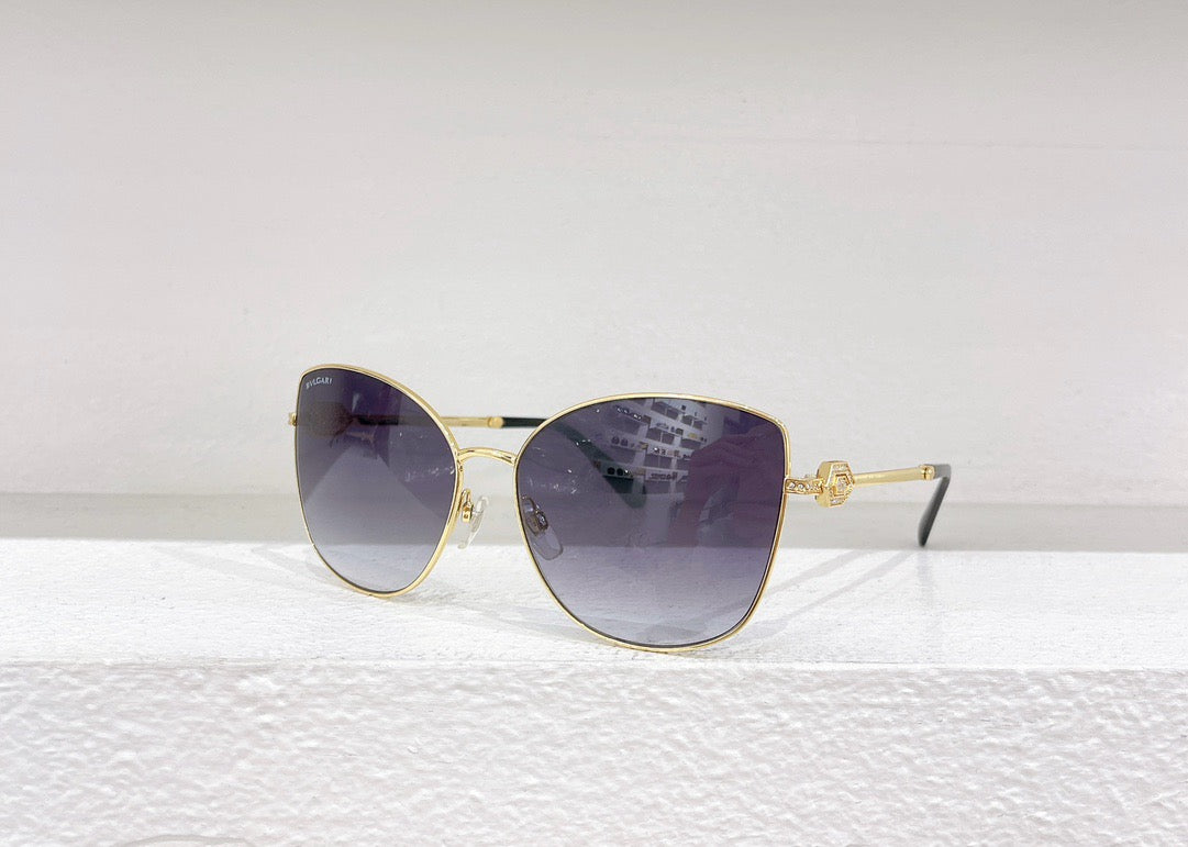 Blaue, braune und rosa Sonnenbrille