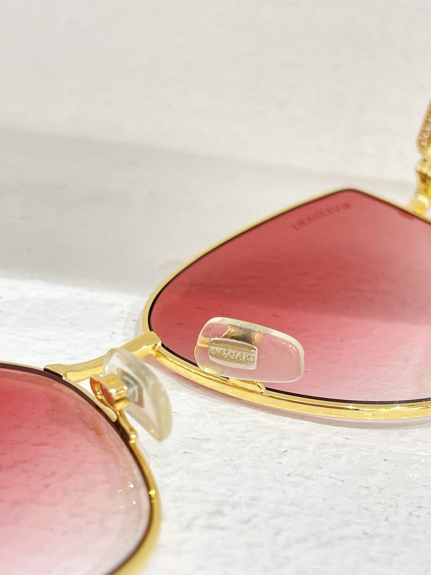 Blaue, braune und rosa Sonnenbrille