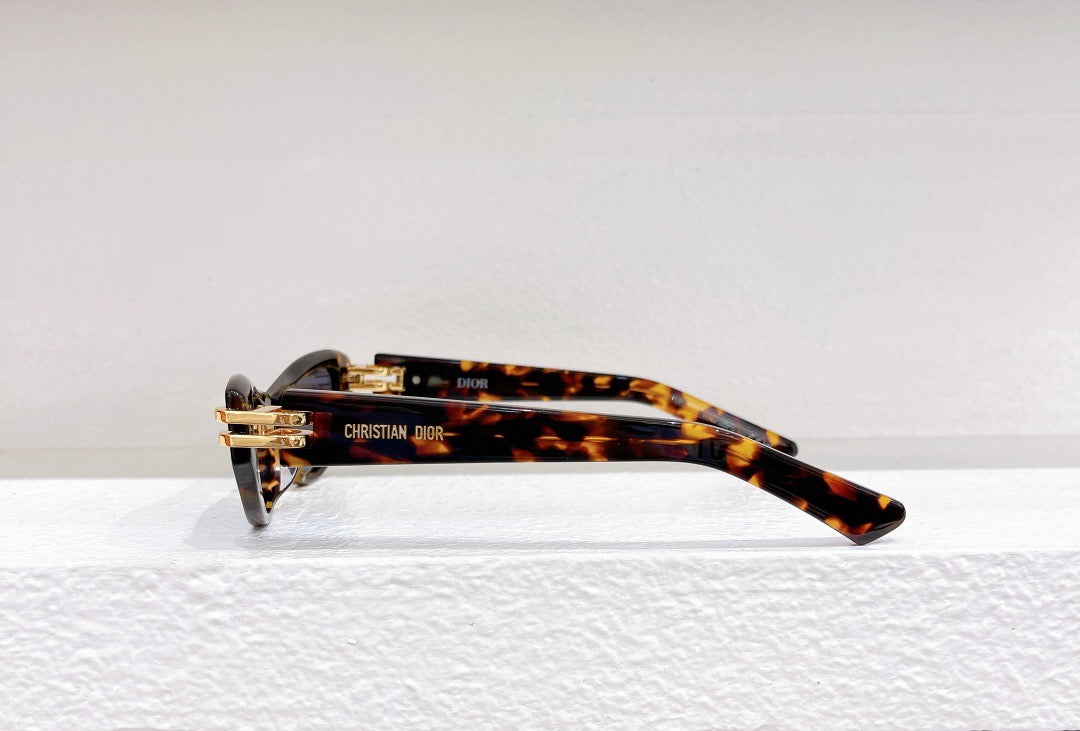 Gafas de sol doradas, azules, negras y blancas