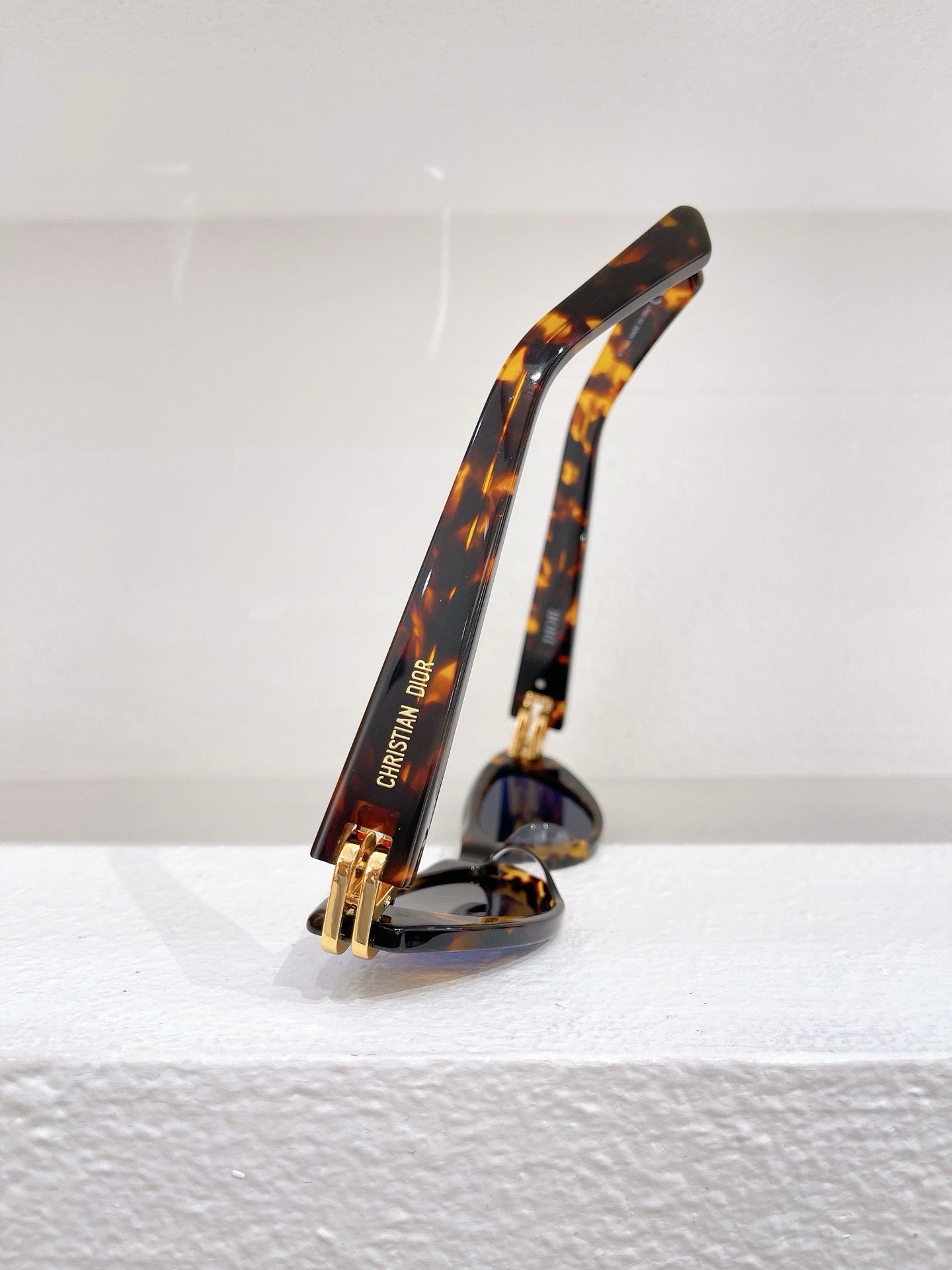 Gafas de sol doradas, azules, negras y blancas