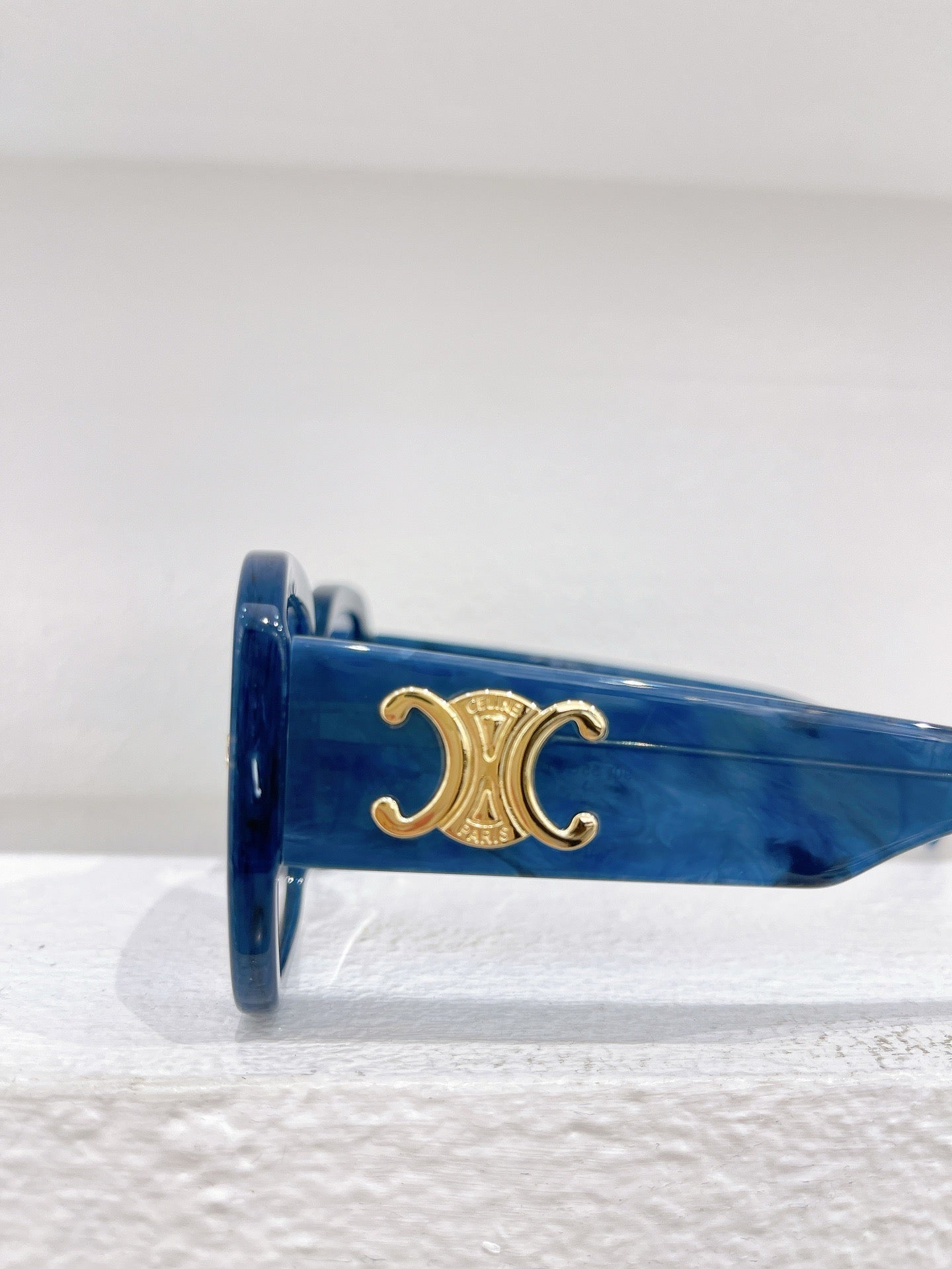 Braune, blaue und schwarze Sonnenbrille