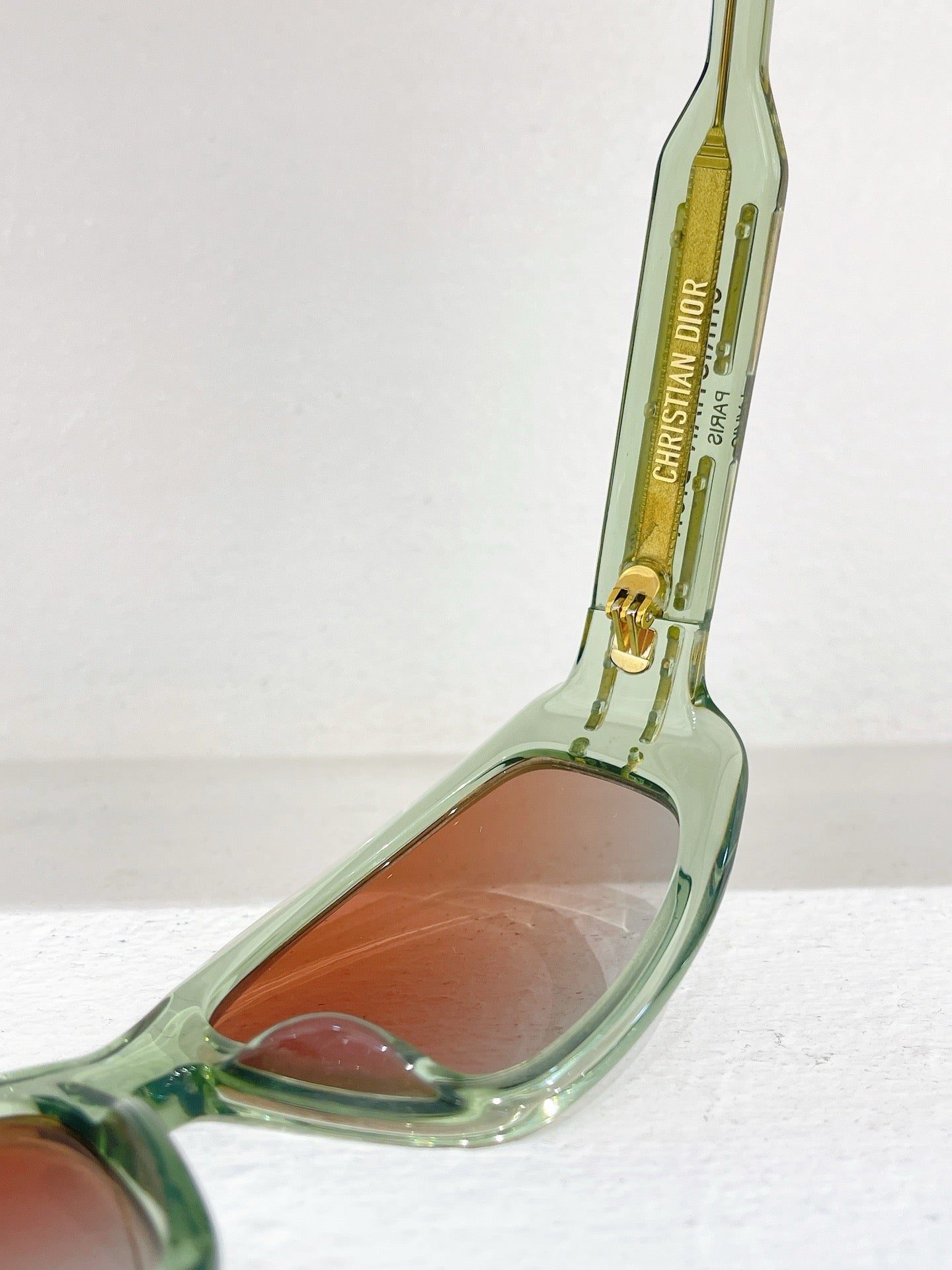 Schwarze, grüne und braune Sonnenbrille
