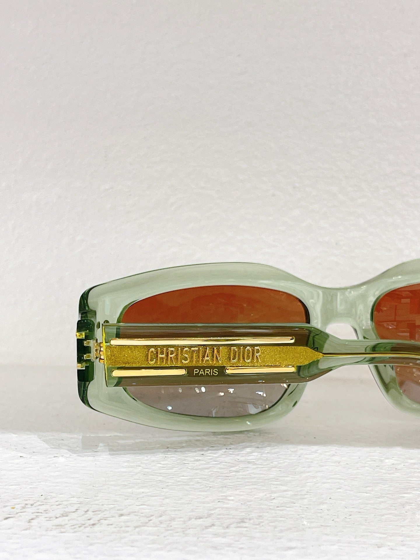 Schwarze, grüne und braune Sonnenbrille