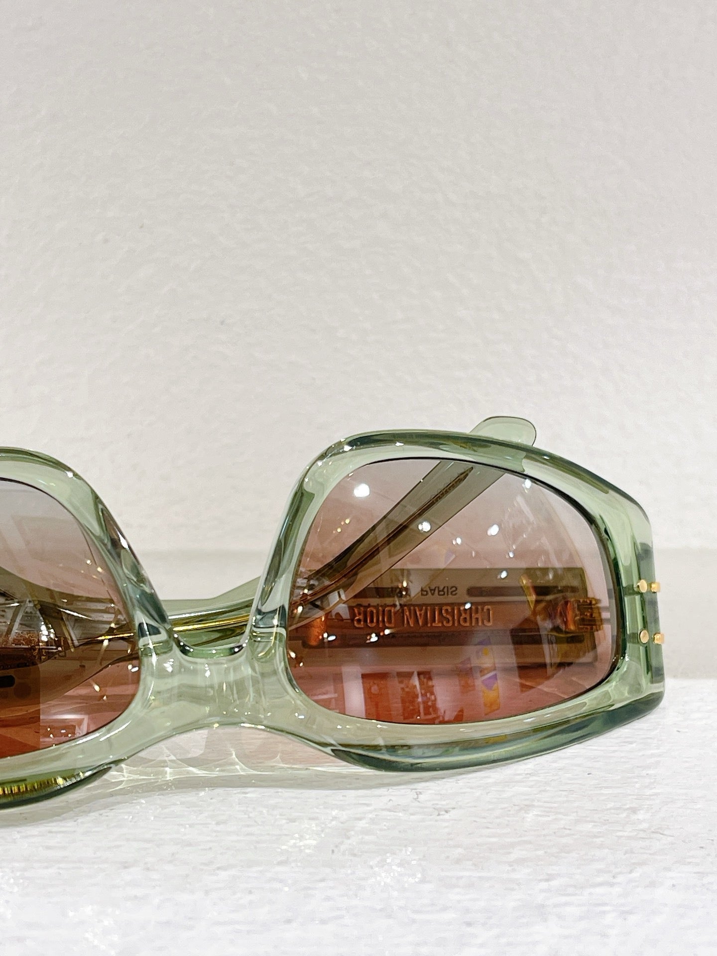 Schwarze, grüne und braune Sonnenbrille